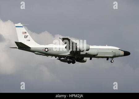 Landung auf der Piste 11 in RAF Mildenhall nach Ihrem Flug einen Überwachung Flug um den ukrainischen Krise im Jahr 2014 zu überwachen. Stockfoto