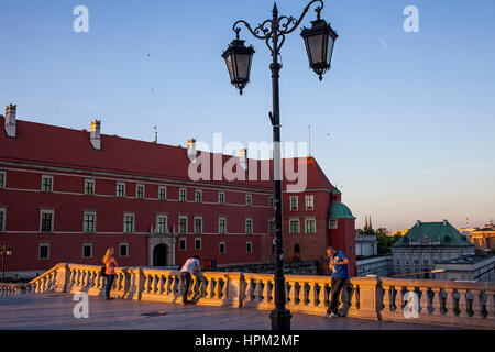 Straßenszene in Plac Zamkowy Platz, im Hintergrund das königliche Schloss, Warschau, Polen Stockfoto