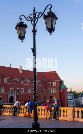 Straßenszene in Plac Zamkowy Platz, im Hintergrund das königliche Schloss, Warschau, Polen Stockfoto