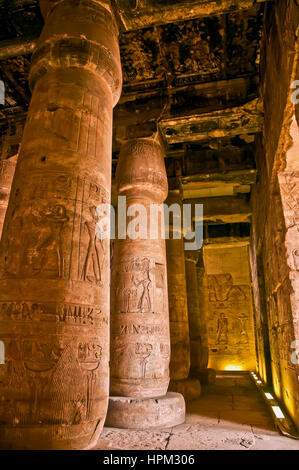 Tempel von Sethos I in Abydos Säulenhalle mit massiven Säulen fallen in Hieroglyphen Stockfoto