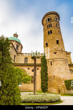 Kirchturm der Kirche von der Kathedrale von der Auferstehung unseres Herrn Jesus Christus in Ravenna in Italien Stockfoto