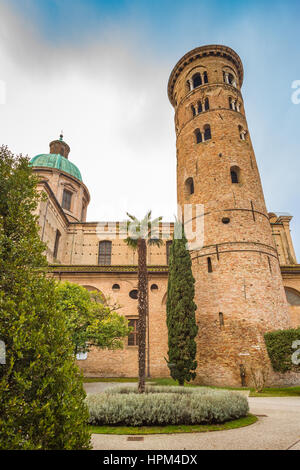 Kirchturm der Kirche von der Kathedrale von der Auferstehung unseres Herrn Jesus Christus in Ravenna in Italien Stockfoto