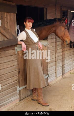 Schöne Frau in Wildhüter Tweed Anzug an einem stabilen Stockfoto