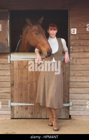 Schöne Frau in Wildhüter Tweed Anzug an einem stabilen Stockfoto