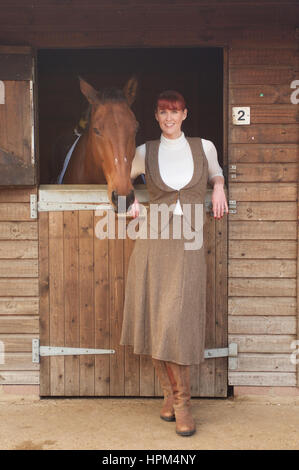 Schöne Frau in Wildhüter Tweed Anzug an einem stabilen Stockfoto