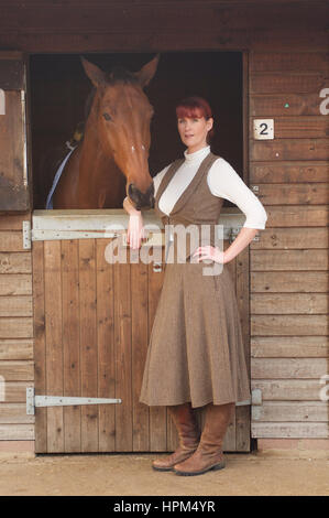 Schöne Frau in Wildhüter Tweed Anzug an einem stabilen Stockfoto