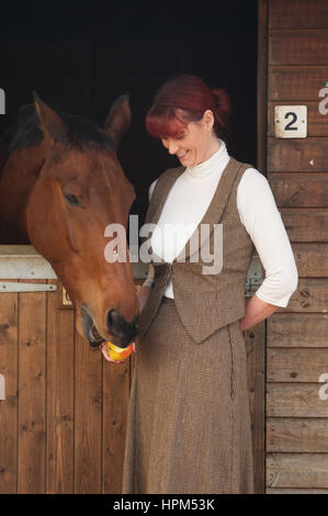 Schöne Frau in Wildhüter Tweed Anzug an einem stabilen Stockfoto