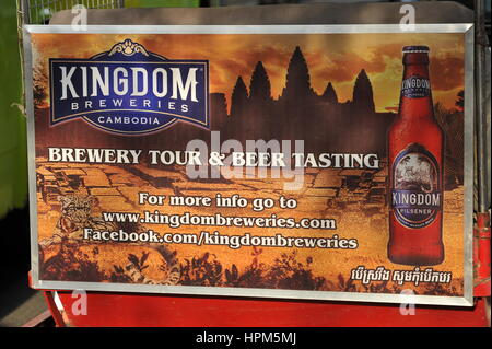 Zweisprachiges Schild Werbung "Königreich Bier" auf der Rückseite des ein Tuk-Tuk, Phnom Penh, Kambodscha. Credit: Kraig Lieb Stockfoto