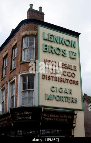 Altes Werbeschild im Rugby Town Centre, Warwickshire, England, UK Stockfoto