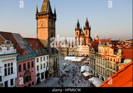 Der Altstädter Ring mit der alten Stadt Councilhouse und der Teynkirche. Prag. Tschechische Republik Stockfoto