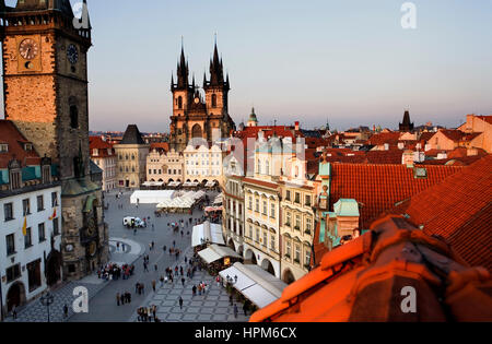 Der Altstädter Ring mit der alten Stadt Councilhouse und der Teynkirche. Prag. Tschechische Republik Stockfoto