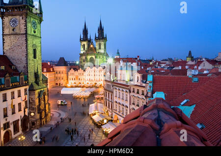 Der Altstädter Ring mit der alten Stadt Councilhouse und der Teynkirche. Prag. Tschechische Republik Stockfoto