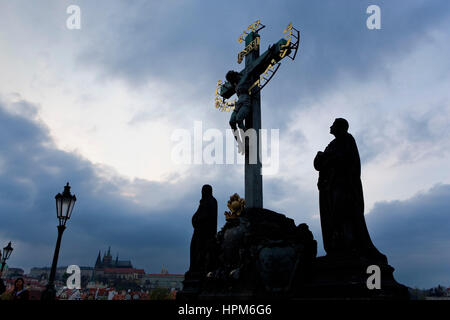 Kreuzigung auf der Karlsbrücke. Im Hintergrund Prag Castle.Prague. Tschechische Republik Stockfoto