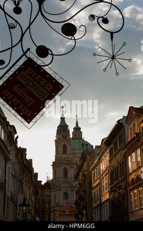 St Nicolas Church, wie von Mostecká Straße aus gesehen. Prag. Tschechische Republik Stockfoto