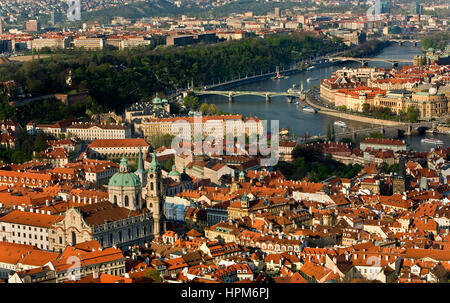 Panorama von Prag und Vltrava River. St Nicolas Church.Prague links. Tschechische Republik Stockfoto