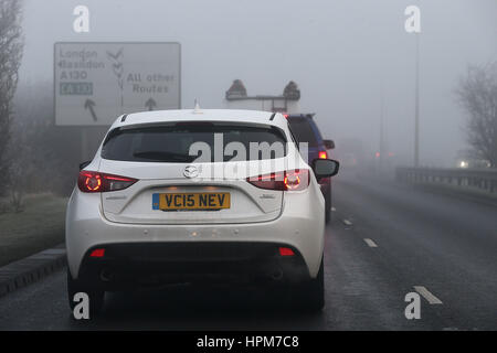 Nebel und Eis beeinträchtigt Verkehr in Canvey Insel, Essex und entlang der A13 in London. Auch Menschen gehen über ihren Tag in dichtem Nebel im Victoria Park, Hackney mit: Atmosphäre, Wetter Fotos wo: London, Vereinigtes Königreich bei: Kredit-23. Januar 2017: WEN Stockfoto