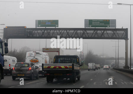 Nebel und Eis beeinträchtigt Verkehr in Canvey Insel, Essex und entlang der A13 in London. Auch Menschen gehen über ihren Tag in dichtem Nebel im Victoria Park, Hackney mit: Atmosphäre, Wetter Fotos wo: London, Vereinigtes Königreich bei: Kredit-23. Januar 2017: WEN Stockfoto