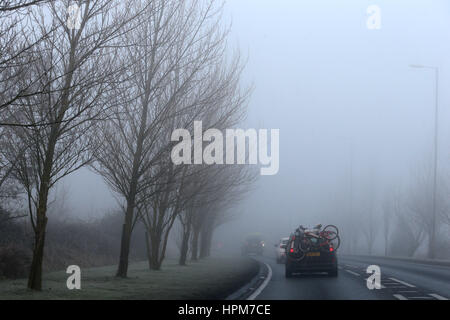 Nebel und Eis beeinträchtigt Verkehr in Canvey Insel, Essex und entlang der A13 in London. Auch Menschen gehen über ihren Tag in dichtem Nebel im Victoria Park, Hackney mit: Atmosphäre, Wetter Fotos wo: London, Vereinigtes Königreich bei: Kredit-23. Januar 2017: WEN Stockfoto