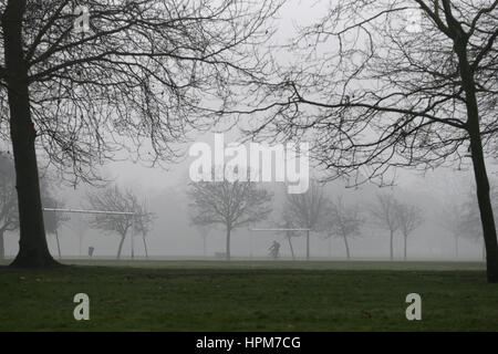 Nebel und Eis beeinträchtigt Verkehr in Canvey Insel, Essex und entlang der A13 in London. Auch Menschen gehen über ihren Tag in dichtem Nebel im Victoria Park, Hackney mit: Atmosphäre, Wetter Fotos wo: London, Vereinigtes Königreich bei: Kredit-23. Januar 2017: WEN Stockfoto