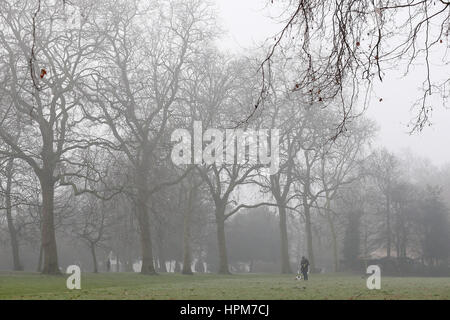 Nebel und Eis beeinträchtigt Verkehr in Canvey Insel, Essex und entlang der A13 in London. Auch Menschen gehen über ihren Tag in dichtem Nebel im Victoria Park, Hackney mit: Atmosphäre, Wetter Fotos wo: London, Vereinigtes Königreich bei: Kredit-23. Januar 2017: WEN Stockfoto