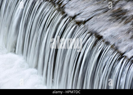 Kleiner Wasserfall auf einem Bergfluss Stockfoto