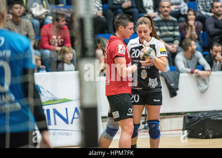 17. November 2015: Carmen Dolores Martin Berenguer #20 von CSM Bukarest in Aktion während der Rumänien Frau Handball National League Spiel zwischen CSM Bukarest Vs HCM Baia Mare in Bukarest, Rumänien ROU Hall Polyvalent.   Foto: Cronos/Catalin Soare Stockfoto