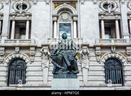 Statue des portugiesischen Dichter, Dramatiker, Schriftsteller und Politiker Almeida Garrett vor Rathaus von Porto, Portugal Stockfoto