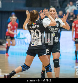 17. November 2015: Carmen Dolores Martin Berenguer #20 von CSM Bukarest und Aurelia Bradeanu #15 von CSM Bukarest in Rumänien Frau Handball National League Spiel zwischen CSM Bukarest Vs HCM Baia Mare in Bukarest, Rumänien ROU Hall Polyvalent.  Foto: Cronos/Catalin Soare Stockfoto