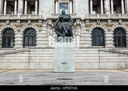 Statue des portugiesischen Dichter, Dramatiker, Schriftsteller und Politiker Almeida Garrett vor Rathaus von Porto, Portugal Stockfoto