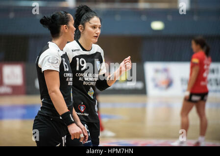 17. November 2015: Aurelia Bradeanu #15 von CSM Bukarest und Ekaterina Vetkova #19 von CSM Bukarest in Rumänien Frau Handball National League Spiel zwischen CSM Bukarest Vs HCM Baia Mare in Bukarest, Rumänien ROU Hall Polyvalent.   Foto: Cronos/Catalin Soare Stockfoto