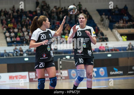 17. November 2015: Carmen Dolores Martin Berenguer #20 von CSM Bukarest und Linie Anna Ryborg Jorgensen #10 von CSM Bukarest in Rumänien Frau Handball National League Spiel zwischen CSM Bukarest Vs HCM Baia Mare in Bukarest, Rumänien ROU Hall Polyvalent.   Foto: Cronos/Catalin Soare Stockfoto