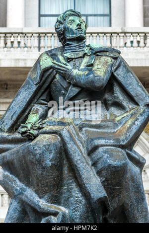 Statue des portugiesischen Dichter, Dramatiker, Schriftsteller und Politiker Almeida Garrett vor Rathaus von Porto, Portugal Stockfoto