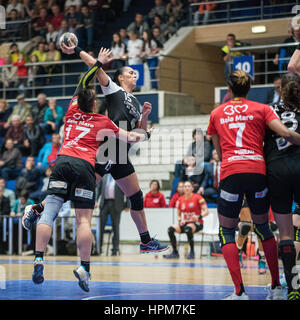 17. November 2015: Aurelia Bradeanu #15 von CSM Bukarest in Rumänien Frau Handball National League Spiel zwischen CSM Bukarest Vs HCM Baia Mare in Bukarest, Rumänien ROU Hall Polyvalent.   Foto: Cronos/Catalin Soare Stockfoto