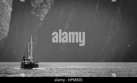 Schiff in Milford Sound, Neuseeland Stockfoto