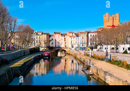 NARBONNE, Frankreich - 27. Dezember 2016: The Canal De La Robine Kanal auf der Durchreise Narbonne, Frankreich, mit der Brücke Pont des Marchands in der backg Stockfoto