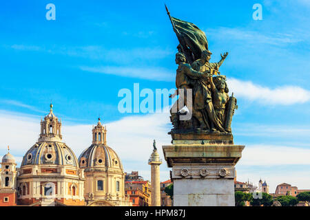 Statue Details aus der Vorderseite der Altare Della Patria alias das Nationaldenkmal Vittorio Emanuele im Hinblick auf die Colonna Traiana und die Kuppeln der Stockfoto