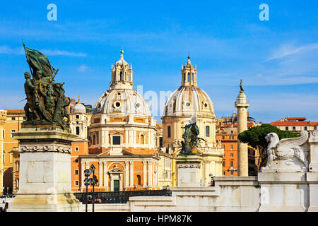 Statue Details aus der Vorderseite der Altare Della Patria alias das Nationaldenkmal Vittorio Emanuele im Hinblick auf die Colonna Traiana und die Kuppeln der Stockfoto