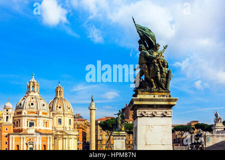 Statue Details aus der Vorderseite der Altare Della Patria alias das Nationaldenkmal Vittorio Emanuele im Hinblick auf die Colonna Traiana und die Kuppeln der Stockfoto