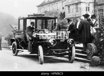 H.M König Edward VII. in seinem Daimler 35PS Landaulette in Rufford Abtei 1907 Stockfoto