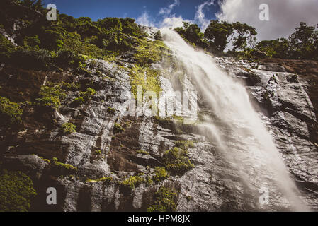 Wasserfall im Milford Sound, Neuseeland Stockfoto