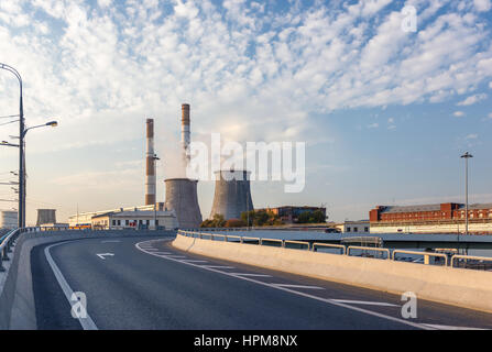 Leerer Straße abbiegen mit thermoelektrischen Anlagen auf dem Hintergrund Stockfoto