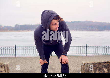 Junger Mann in einem Park für Sport Sportbekleidung Stockfoto