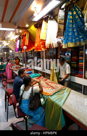 Sari Shop in Stadt Mysore, Karnataka, Indien Stockfoto