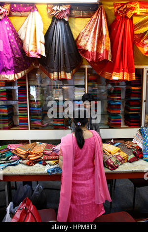 Sari Shop in Stadt Mysore, Karnataka, Indien Stockfoto