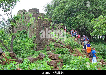 Touristen auf die Ruinen des Forts Cabo de Rama in Goa, Jahrhunderte alten Fort, zuletzt im Besitz der portugiesischen während ihrer Besetzung von Goa. Stockfoto