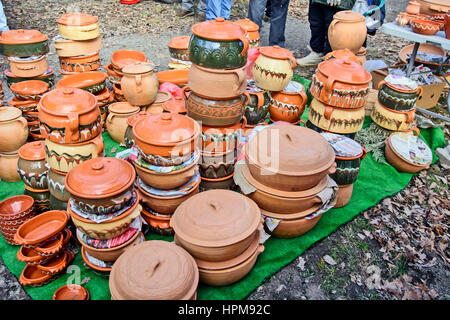 Erdige Töpfe für den Verkauf auf die Öffnungsfläche ausgesetzt. Stockfoto