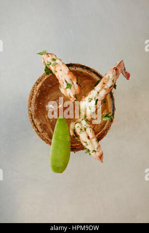 Camarones Michelada - hausgemachte heiße Soße, Kalk, Kalk-Chili-Salz, Garnelen, Tamari, Siracha $13,50 Stockfoto