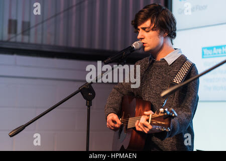 Walisisch Duo "In The Ark", ehemalige Teilnehmer auf die Stimme, auf der Bühne bei einer Veranstaltung in Cardiff, UK. Stockfoto