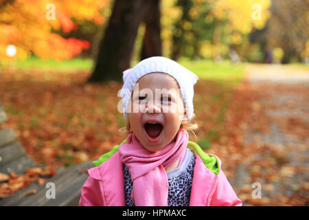 Lebensstil-Porträt von wenig glückliches Mädchen im Herbst park Stockfoto