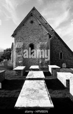 Schwarz / weiß Foto von Bishopstone Dorfkirche und Friedhof, Kirche St. Andrew, Bishopstone, Vereinigtes Königreich, das Grab Gräber sind der